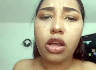 Colombiansk colegiala suktar efter hård stång i tight röv