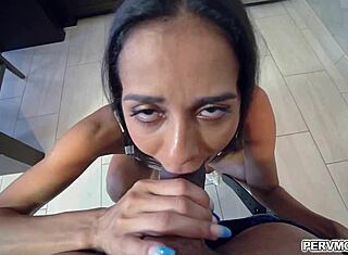 Abby Lee Brazil forfører stesønn med dype kuk-kyss på soverommet