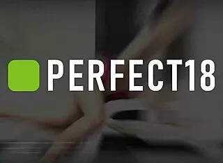 Quente Eliz Benson se dobra, mostrando lábios grandes da boceta enquanto é dedilhada até o clímax