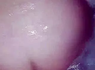 Seksi MILF tuca mladog dečka u jacuzziju