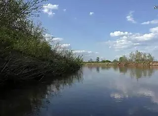 Natasha se sleče na splavu s kosmatim šarmom!