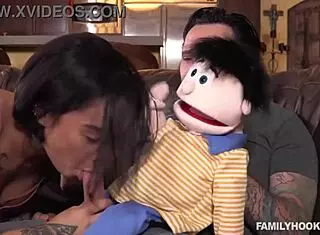 кукольный хаос разворачивается с Томми и Хани