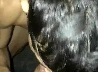 o muleque do meu bairro veio de madrugada na minha garagem cheio de tesao pra me botar pra mamar