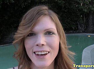 الترنس الجميلة تمدد الشرج الضيق في اللعب المنفرد في الهواء الطلق