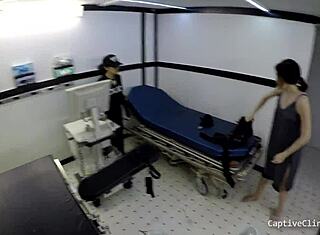 Teenka Lainey ponižena při prohlídce v BondageClinic.com po alarmu skeneru!