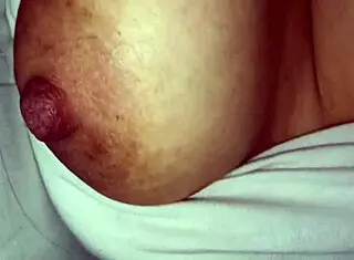 Stepson se aprovecha de las tetas de su florecitamamitarica son grandes y sabrosas