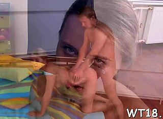 Vuxen tjej ertappad i intim sovrumsstund