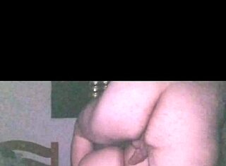 No escuro, ele sobe em mim e me fode bem?