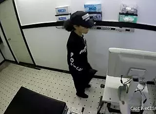 Fiatal lány Lainey megalázva vetkőztető keresésben a BondageClinic.com-on szkenner riasztás után.