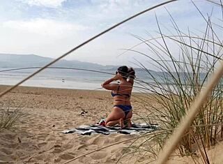 Aku rakam MILF berisi tanggal bogel dan senam bontot besar kat pantai