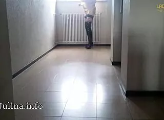 Chantal Sissy se prochází v botách přes kolena a v kleci na ptáka