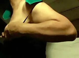 Red transvestite singing a sexy song 😊