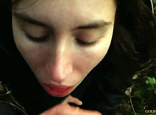 Срамежлива 18+ рускиня духа в немска гора