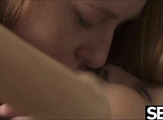 Sevimli lezbiyenler sulu am yalayıp yoğun orgazm yaşıyor