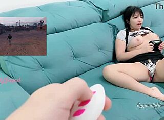 सेक्सी गेमर लड़की जीटीए वी स्ट्रीम के दौरान प्यूसी में वाइब्रेटर से जली जाती है