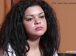 Tysk-brasiliansk babe onanerer våt fitte på kamera