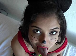 Γλείφοντας καραμέλα σε παιχνίδι κατοικιδίου γάτας, Viva Athena ρουφάει ring pop - πόσες γλειφιές για να τελειώσει;