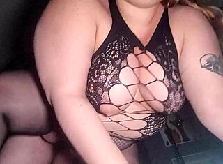 MILF dengan bokong besar loncat di kontol dan ngewe kayak pelacur, sial