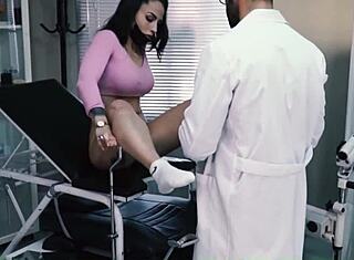 산부인과 의사 두꺼운 자지 흠뻑 젖은 보지에 쑤셔