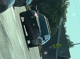 Я мелькаю огромными сиськами в машине, почти поймана