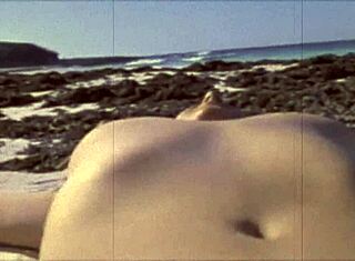 Dark Lantern Entertainment แสดงฉากชายหาดมังกรย้อนยุคแบบเซ็กซี่