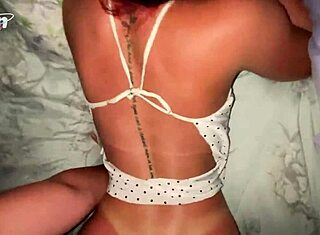 Млада получава крем пай след плажния ден с тен