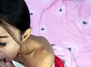 Ázijská baba sa cíti zahltená pri braní veľkého bieleho chlapa v divokých pozíciách