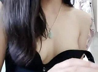 呃，中国摄像头女孩被射奶，你知道...想现在看她直播吗？