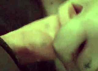 Prelepa brazilska koleginica sa smeđim očima i usnama pičke ljubi se i jebe u spavaćoj sobi