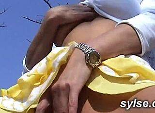 Lesbian Panas Rayu Budak Perawan 18+ Di Luar