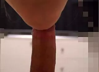 Cremita en su boca late mi polla y lo nota