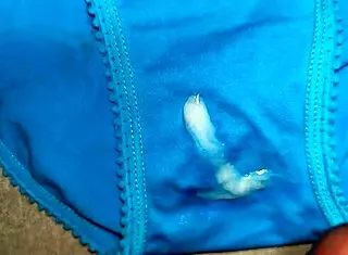me corrí en los panties azules de mi amiga, qué rico.