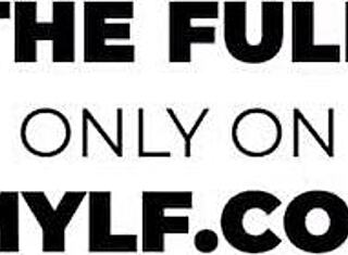 OMG, ja sam tako sitna 18+ ali sam žudela za tim velikim crnim kurcem u mini suknji... dobila ogroman facial!