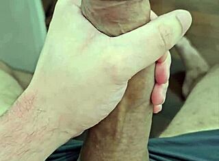 Uau, jovem brasileira 18+ se masturbando e gozando forte!