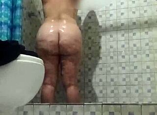 Skrita kamera v prhi špijonira moje zrele mačehe velike joške. Latina se izpostavlja v kopalnici!