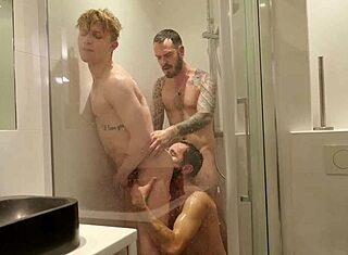 Trio Gay Sem Camisinha no Chuveiro com Piercings