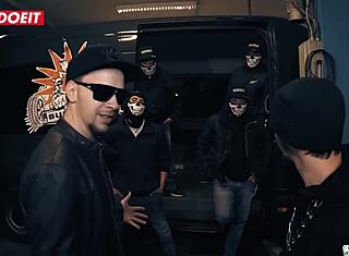 Хочешь увидеть немецкую пухлую милф в групповухе в автобусе?