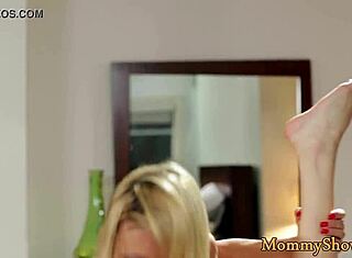 Klasse stiefmoeder scissort en fist tiener in intense sessie.