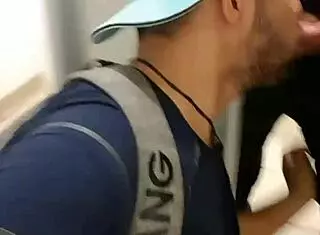In the public subway bathroom, the mamador sucks the dicks of those hot machos