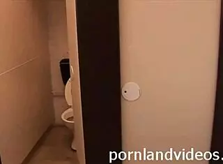 Hubená děvka Kitty bere anální bušení na veřejným záchodě!