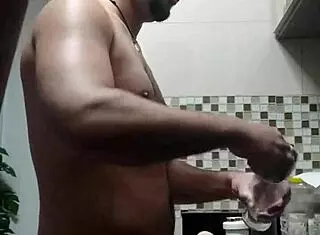 Macho peladinho bent over while washing dishes. 😏
