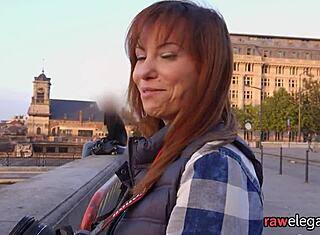 Criada doblada y arada analmente en acción POV