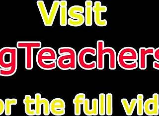 स्मॉल 18+ टिट बेब अपनी गर्लफ्रेंड की चूत को फिस्टिंग और टॉयस से स्ट्रेच करती है