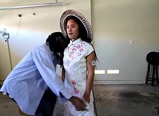 Азиатская молодая 18+ секс-кукла распакована для быстрого межрасового траха