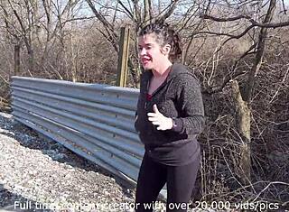 Bukkake-kaos junassa sotkuisilla siemensyöksyillä julkisessa tabukuvassa. En usko että äiti liittyi tähän villiin blowbangiin!