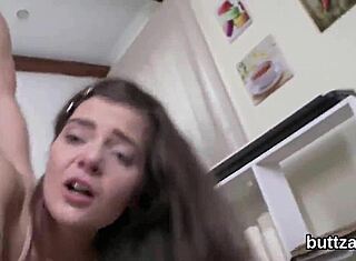 यो ये 18+ जवान छोटी रसीली गांड में मॉन्स्टर एनल कैसे ले रही यार?