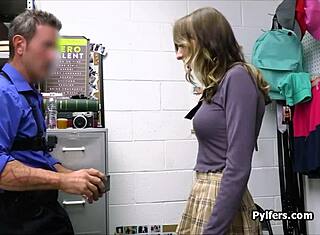 Gorąca Brunetka Podejrzana Wali Się na Pieska od Tyłu