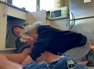 Vruća žena daje duboko grlo u kuhinji