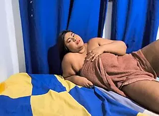 madrasta estava em seu quarto se divertindo seu enteado safado e cheio de tes�o entra e fode sua grande buceta