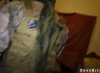 Liten tjej känner intensiv threesome i arméuniform med stora tuttar.